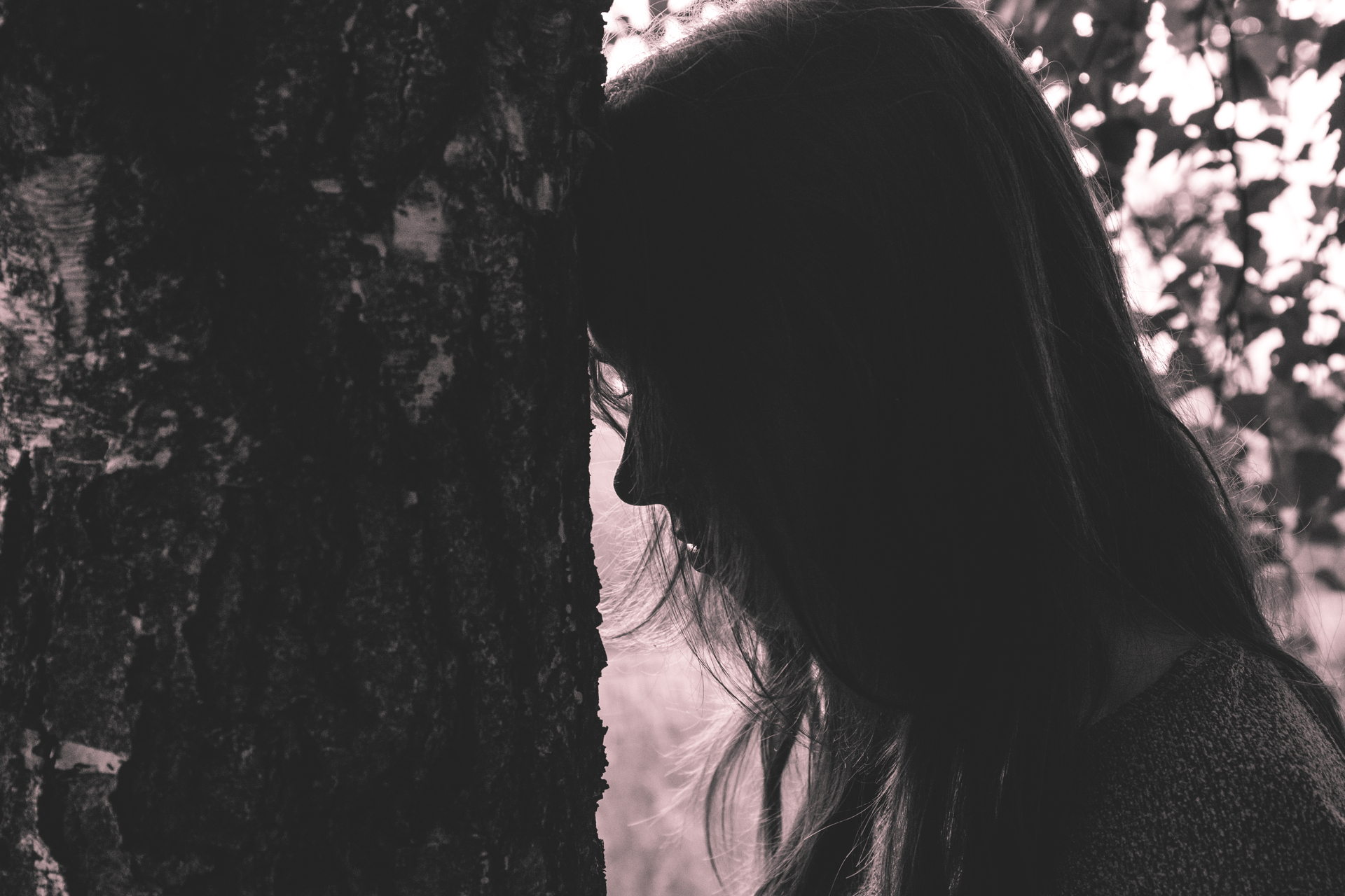 girl_leaning_against_the_tree