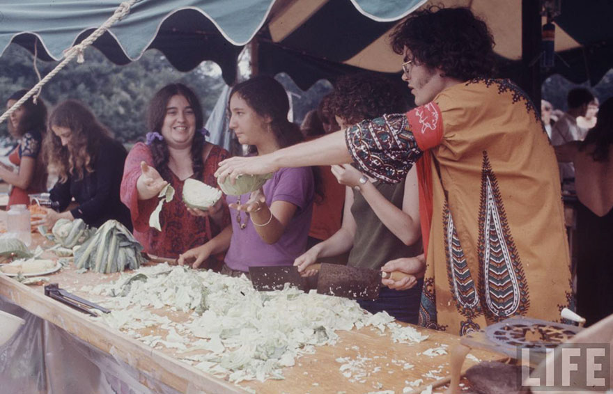 1969-woodstock-music-festival-hippies-bill-eppridge-john-dominis-24-57bc2fc407c6b__880