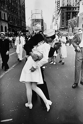 Legendary kiss V–J day in Times Square Alfred Eisenstaedt